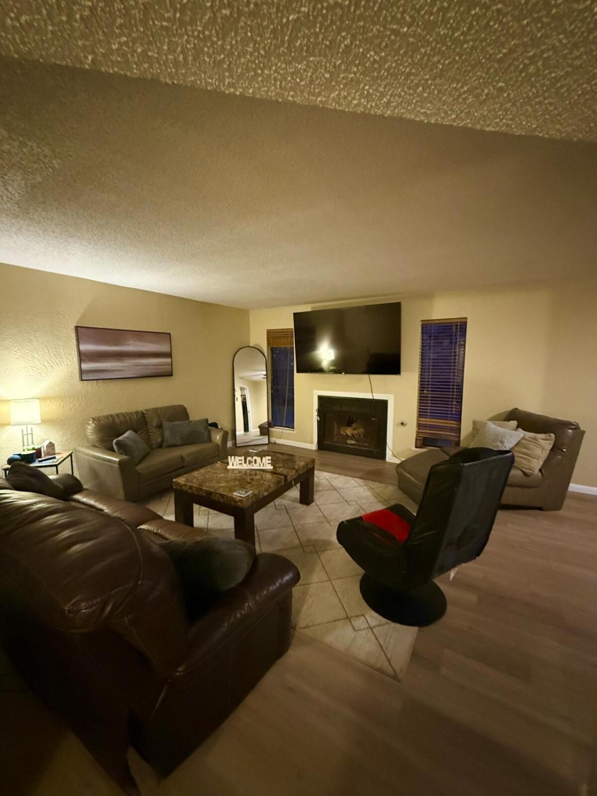 3 Bedroom 2 And A Half Bathroom Townhome * El Paso